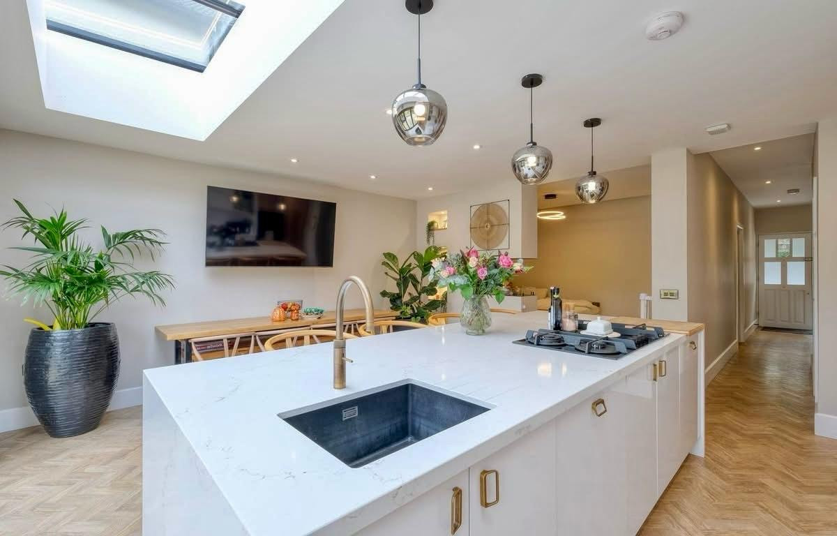 Bespoke Scandinavian Style Kitchen in Gloss Alpine & Halifax Oak