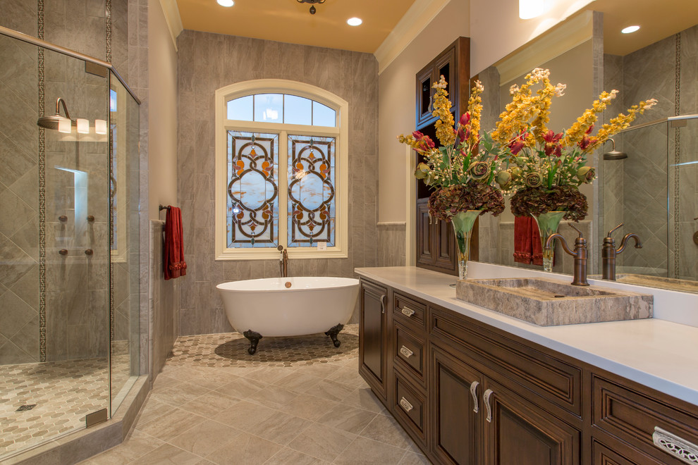 Cette image montre une salle de bain design avec une baignoire sur pieds.