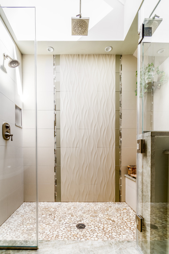 Inspiration för ett stort vintage grön grönt en-suite badrum, med skåp i shakerstil, vita skåp, ett badkar med tassar, en dusch i en alkov, en toalettstol med separat cisternkåpa, grön kakel, keramikplattor, grå väggar, cementgolv, ett undermonterad handfat, granitbänkskiva, beiget golv och dusch med gångjärnsdörr