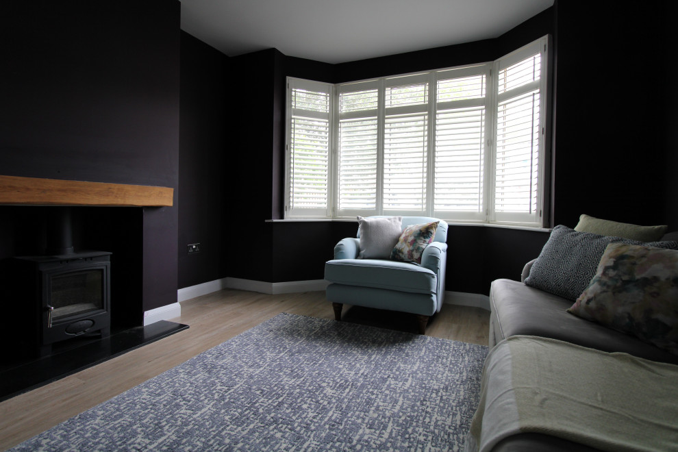 Пример оригинального дизайна: изолированная гостиная комната среднего размера в современном стиле с фиолетовыми стенами, светлым паркетным полом и бежевым полом