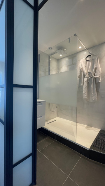 Agencement complet d'un appartement modern-badezimmer