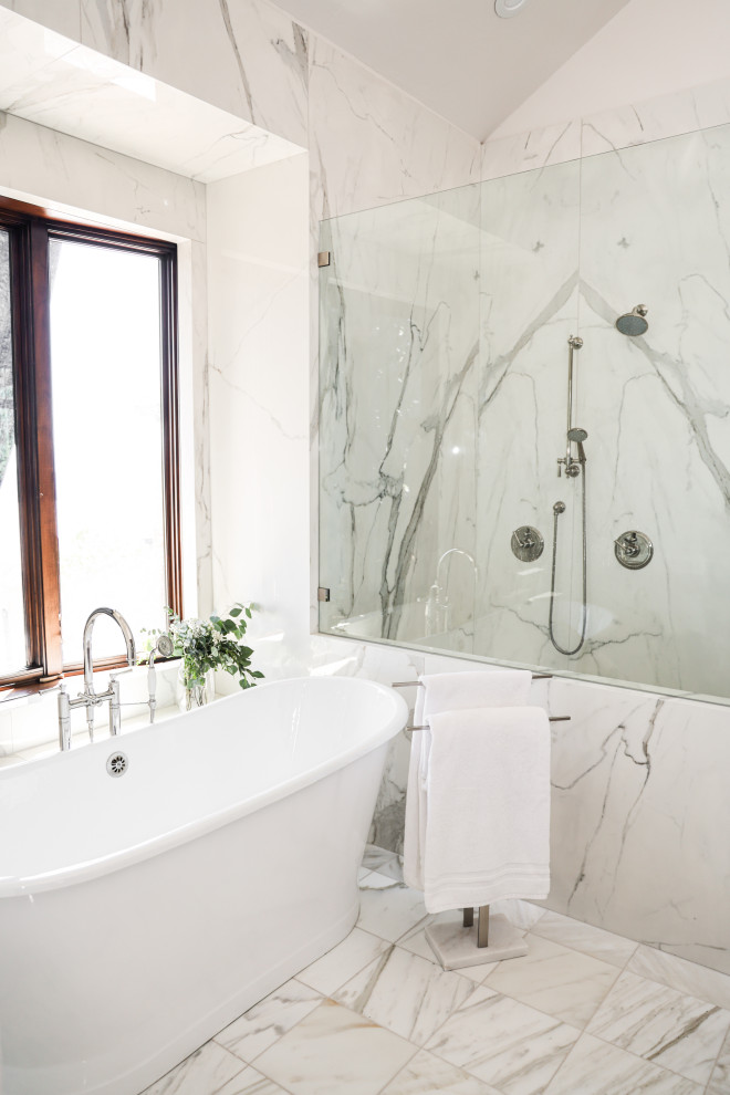 Bild på ett mycket stort vit vitt en-suite badrum, med skåp i shakerstil, grå skåp, ett fristående badkar, en hörndusch, vit kakel, marmorkakel, vita väggar, marmorgolv, ett undermonterad handfat, bänkskiva i kalksten, vitt golv och dusch med gångjärnsdörr