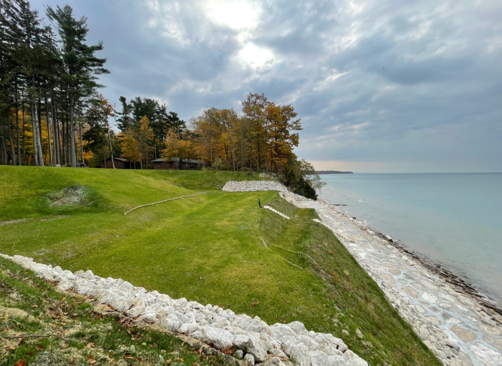 This is an example of an expansive nautical back garden in Grand Rapids with a rockery.