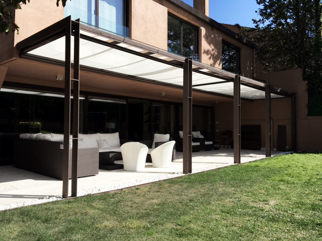 Diseño de patio actual extra grande en patio trasero y anexo de casas