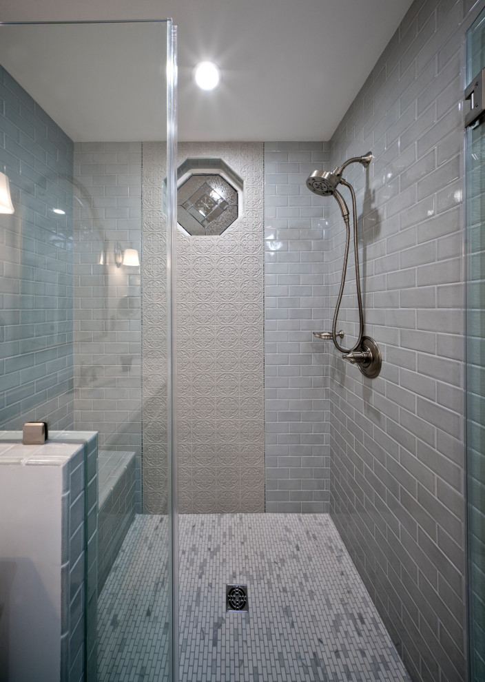 Свежая идея для дизайна: главная ванная комната среднего размера в викторианском стиле с фасадами с утопленной филенкой, белыми фасадами, душем в нише, раздельным унитазом, синей плиткой, керамической плиткой, серыми стенами, полом из керамогранита, врезной раковиной, мраморной столешницей, серым полом, душем с распашными дверями, белой столешницей, сиденьем для душа, тумбой под одну раковину и напольной тумбой - отличное фото интерьера