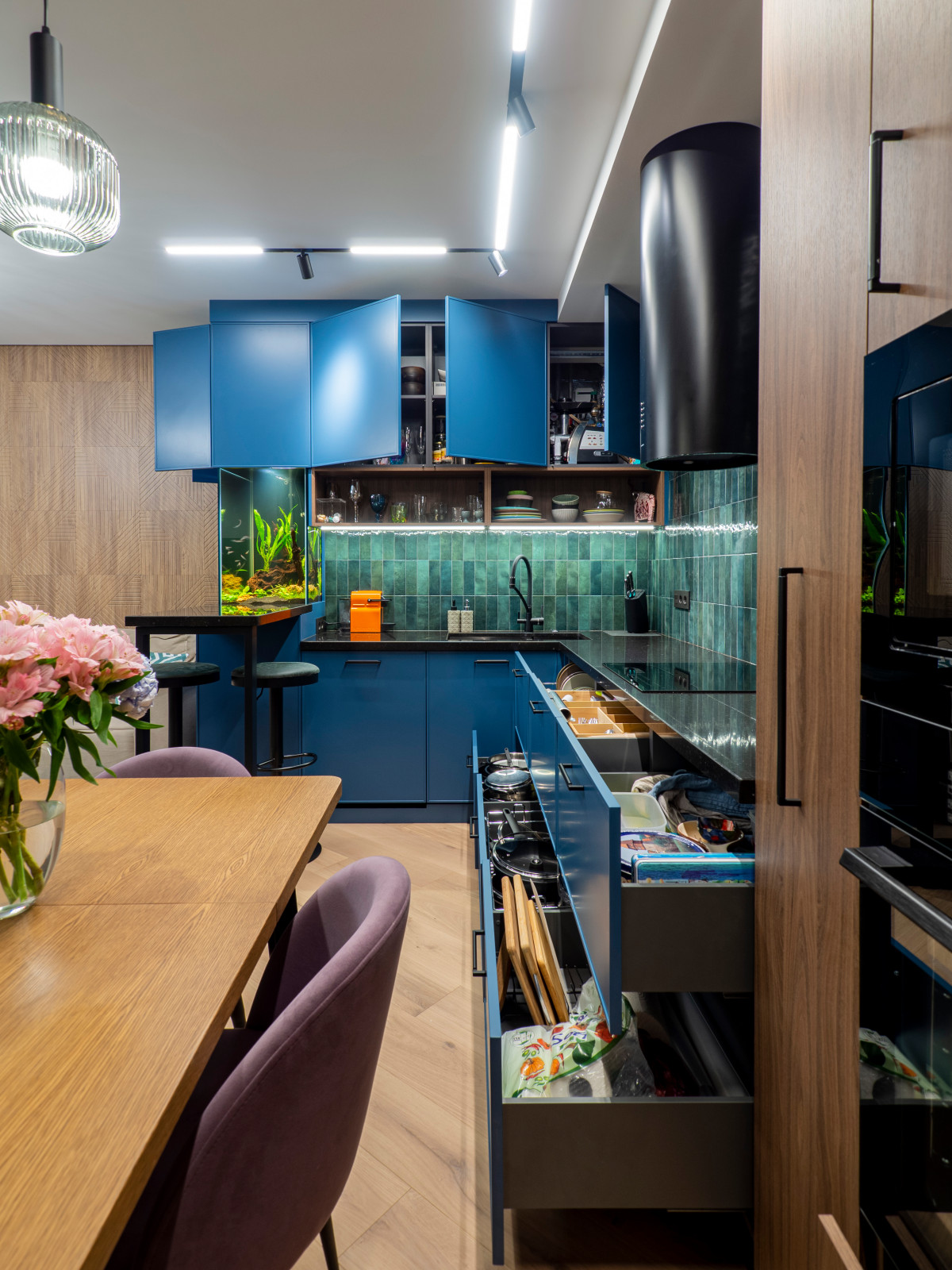 Кухня в современном стиле со встроенным аквариумом