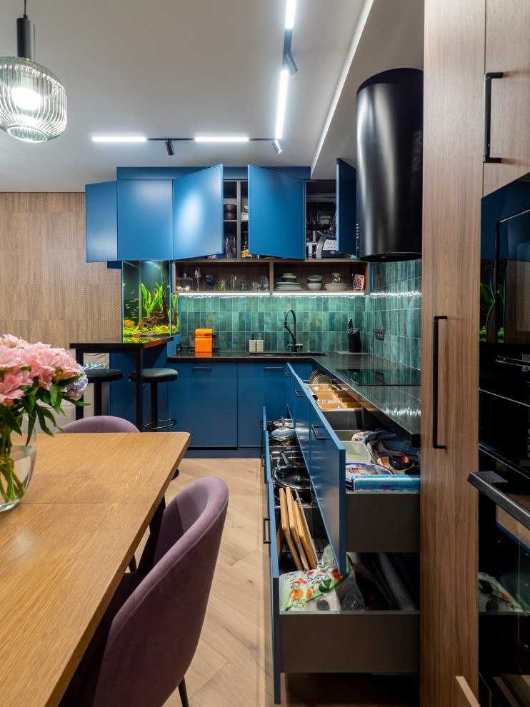 Кухня в современном стиле со встроенным аквариумом