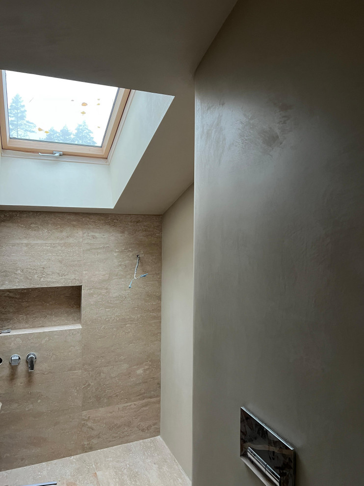 Элегантная отделка декоративной штукатуркой под микроцемент с золотым отливом