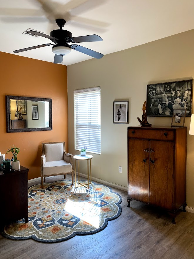 Свежая идея для дизайна: рабочее место среднего размера в стиле фьюжн с оранжевыми стенами, полом из винила, отдельно стоящим рабочим столом и серым полом без камина - отличное фото интерьера