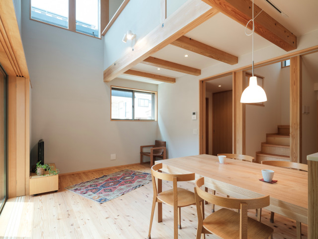 吹き抜けを通して上下がつながる暮らし moderne-salon