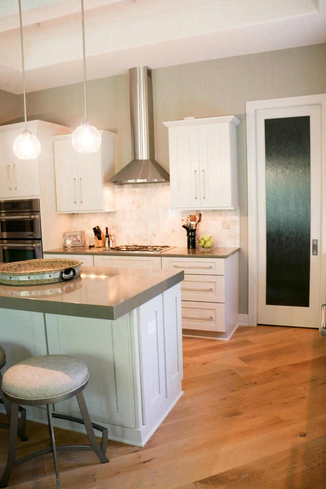 Kitchen - transitional kitchen idea in Omaha