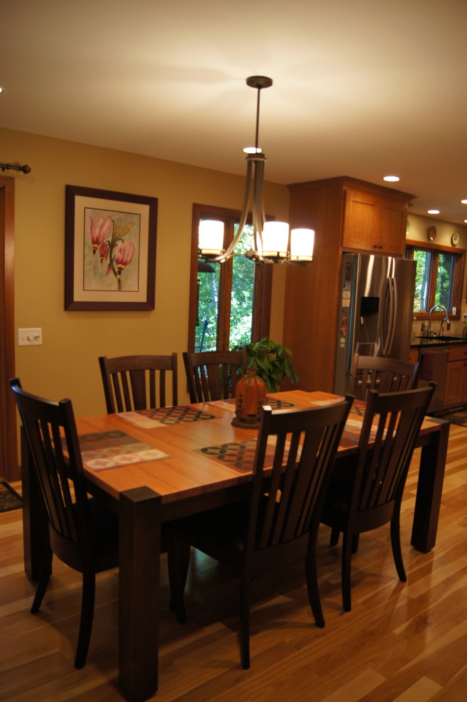 Example of an arts and crafts dining room design in Chicago