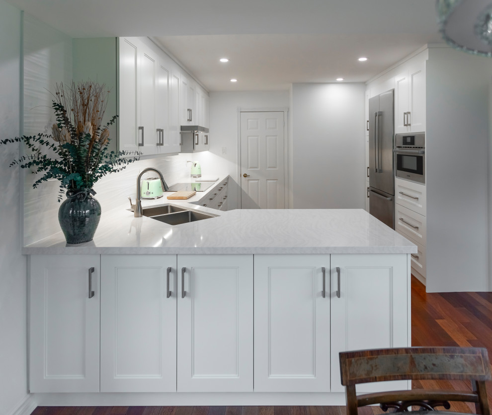 Transitional kitchen photo in Toronto