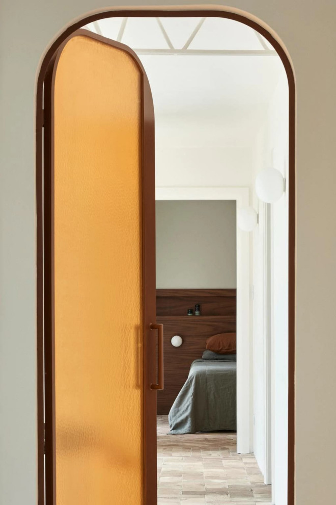 Idee per una camera degli ospiti minimalista con pareti bianche, pavimento beige e soffitto in legno