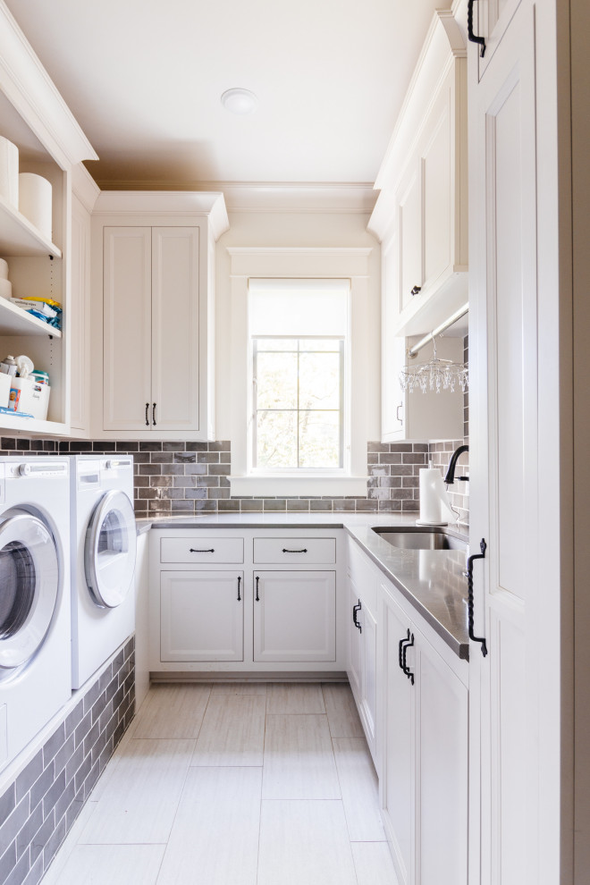 Esempio di una grande lavanderia multiuso classica con lavello sottopiano, ante a filo, ante bianche e lavatrice e asciugatrice affiancate