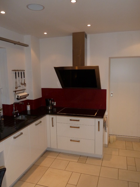 Weisse Moderne Lack Kuche Und Schwarzer Spiegel Quarzstein Arbeitsplatte Modern Kuche Dortmund Von Jewu Mobel Kuchen