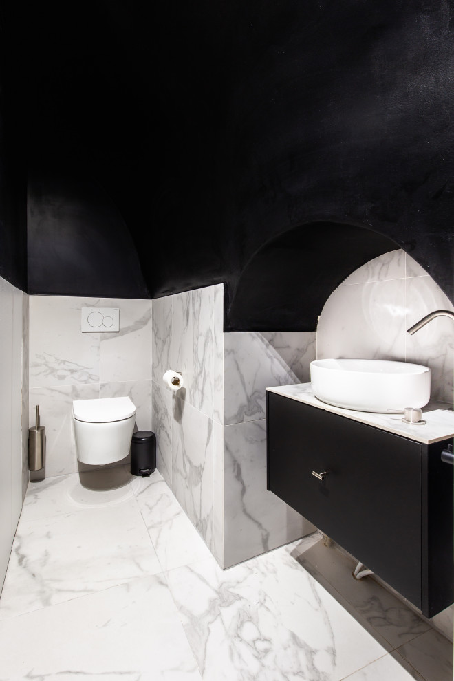 На фото: туалет среднего размера в современном стиле с подвесной тумбой с
