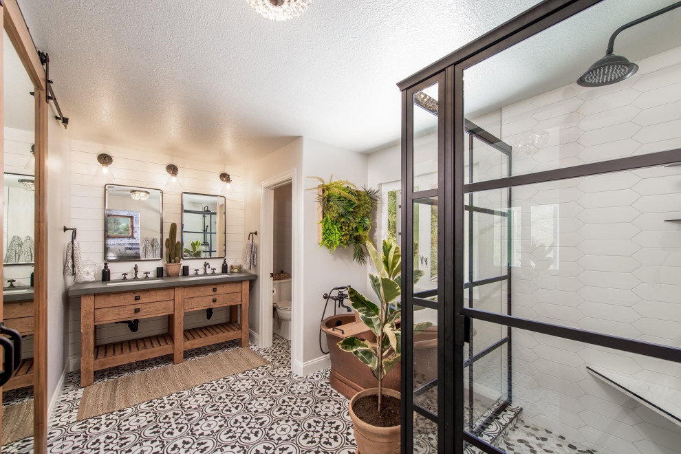 This is an example of a farmhouse bathroom in Los Angeles.