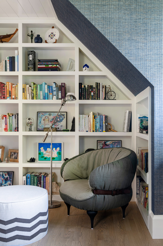 На фото: гостиная комната среднего размера в морском стиле с с книжными шкафами и полками, синими стенами, светлым паркетным полом, потолком из вагонки и обоями на стенах