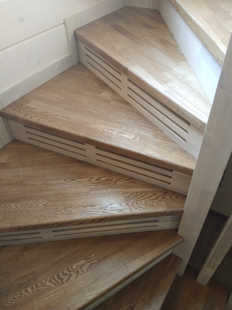 Лестница из дуба в дом из бруса