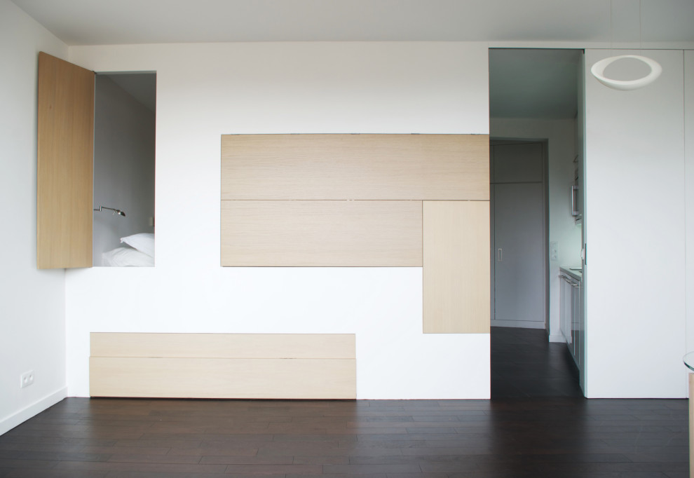 Aménagement de salle de séjour in bois With un bar de salon, un mur blanc, parquet foncé and aucun téléviseur.