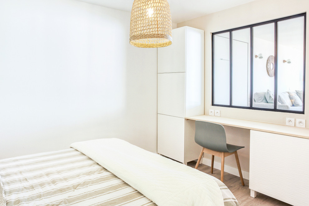 Exemple d'une petite chambre parentale bord de mer avec un mur beige, un sol en vinyl, un sol beige et un plafond à caissons.