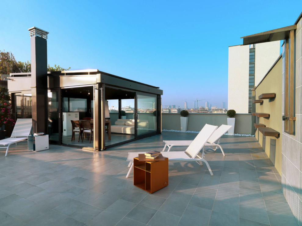 Design ideas for an expansive contemporary rooftop and rooftop deck in Milan.