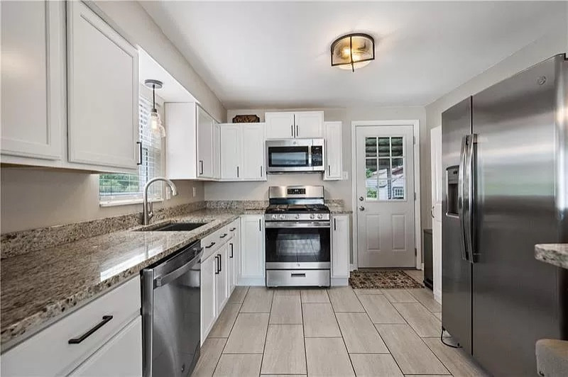 Kitchen - transitional kitchen idea