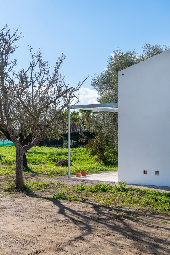 Kleines, Einstöckiges Mediterranes Einfamilienhaus mit Putzfassade, weißer Fassadenfarbe, Satteldach, Ziegeldach, braunem Dach und Schindeln in Palma de Mallorca