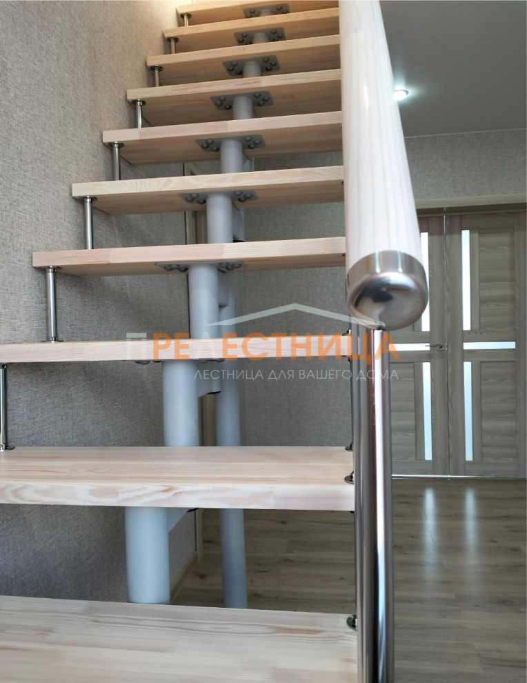 Gerade, Kleine Treppe mit gebeizten Holz-Treppenstufen, Mix-Geländer und Tapetenwänden in Sonstige