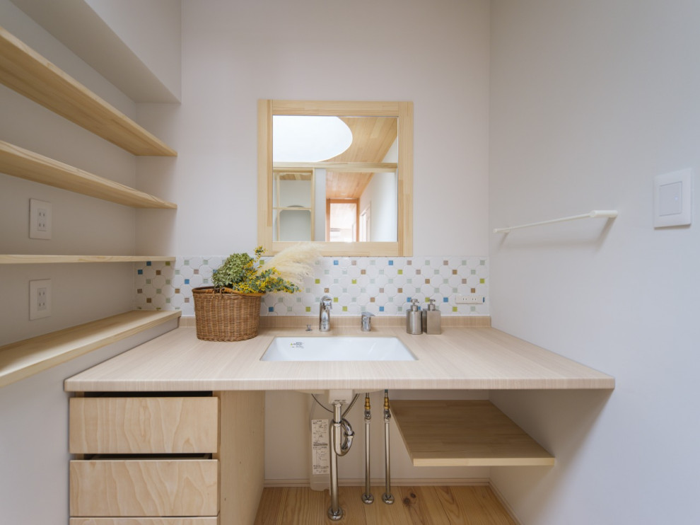 Idéer för mellanstora nordiska brunt toaletter, med öppna hyllor, bruna skåp, flerfärgad kakel, mosaik, ljust trägolv, bänkskiva i akrylsten och brunt golv