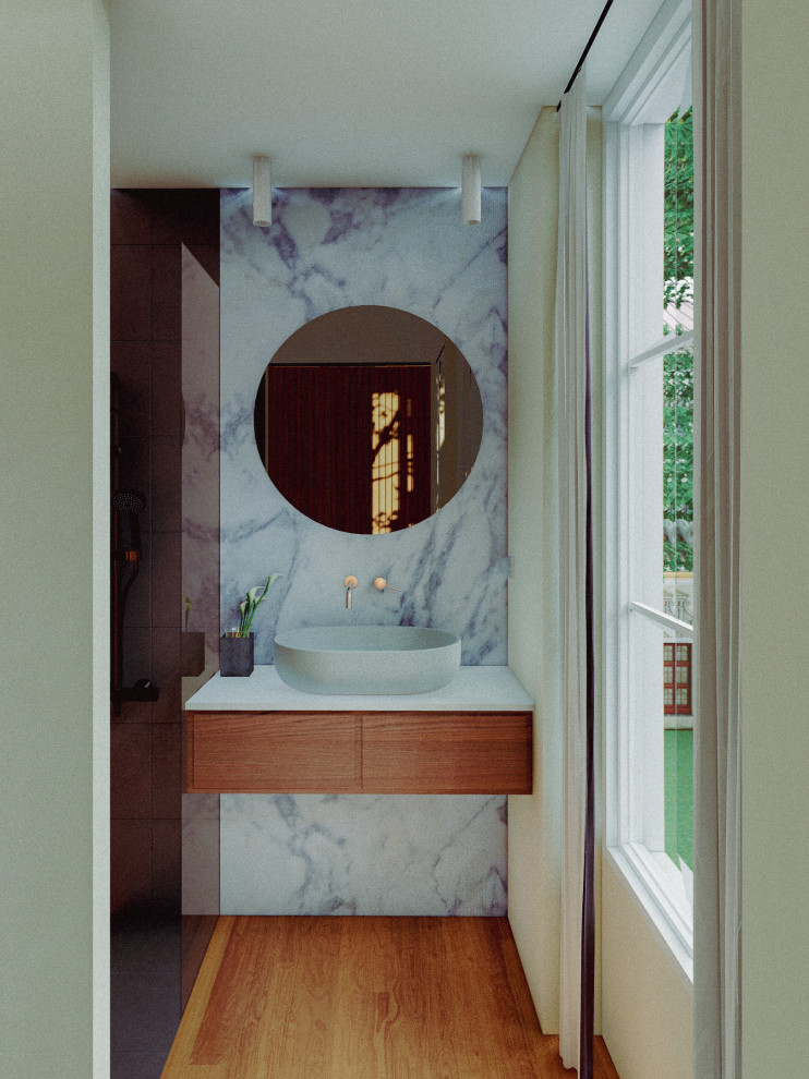 Свежая идея для дизайна: маленькая ванная комната в современном стиле с душем без бортиков, мраморной плиткой, подвесной раковиной, коричневым полом, открытым душем, тумбой под одну раковину и кессонным потолком для на участке и в саду - отличное фото интерьера