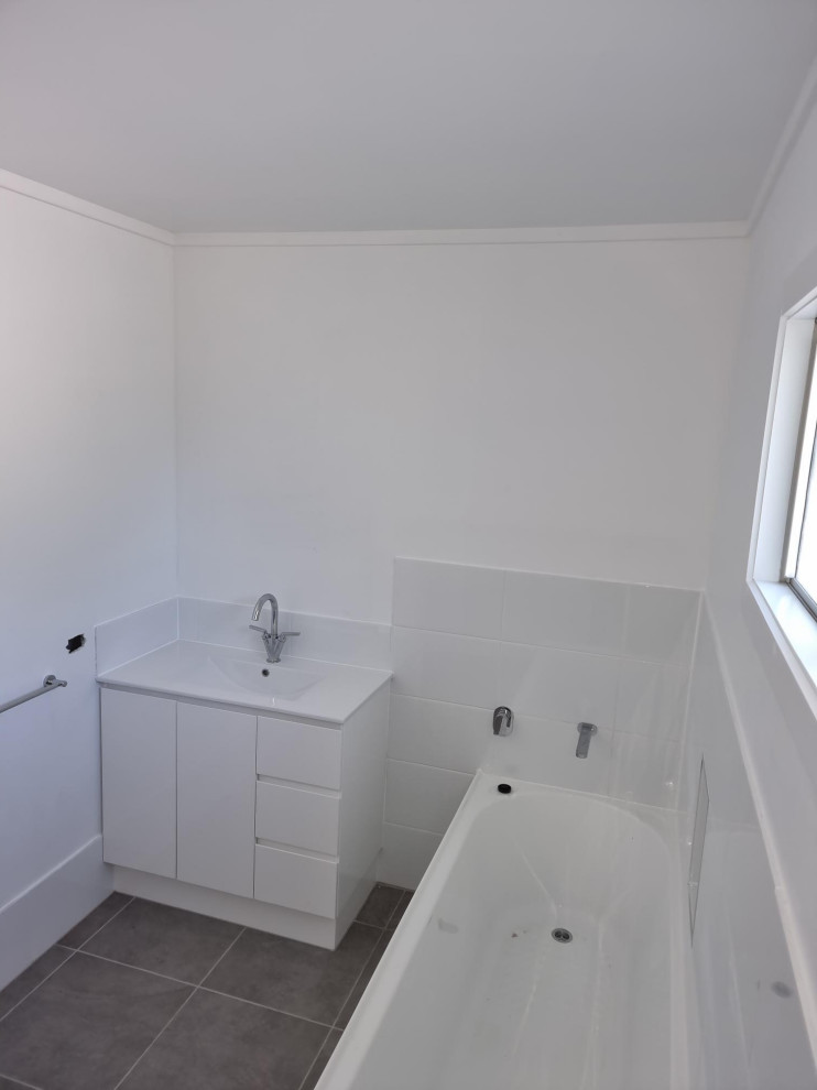 Imagen de cuarto de baño de pie minimalista grande
