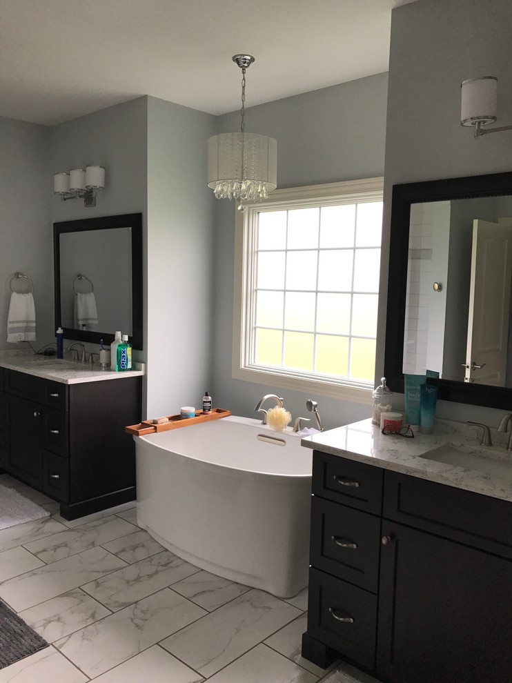 Example of a transitional bathroom design in Chicago