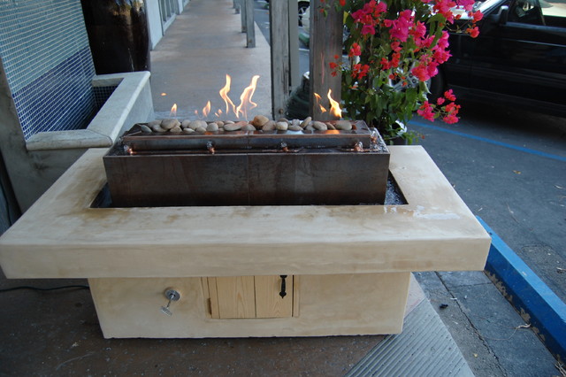 Fire and Waterfall tables moderne-hus-og-facade