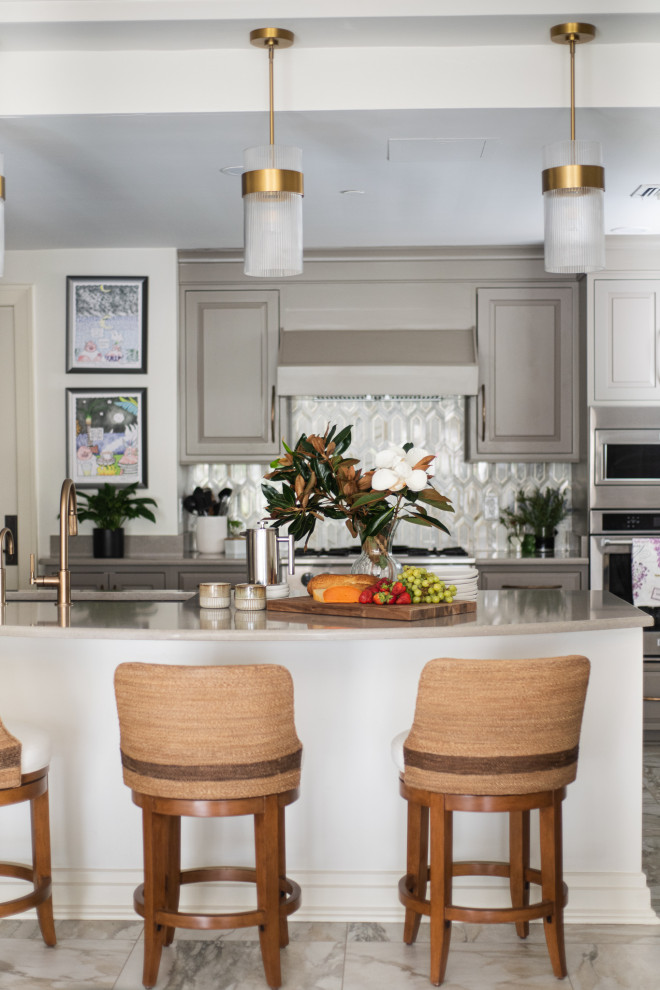 Inspiration for a small u-shaped kitchen remodel with a peninsula