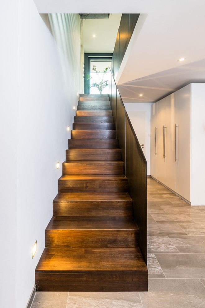 Gerade, Mittelgroße Moderne Holztreppe mit Holz-Setzstufen in Frankfurt am Main