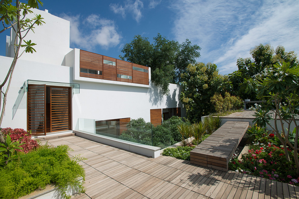 Inspiration for a large contemporary backyard deck in Bengaluru.
