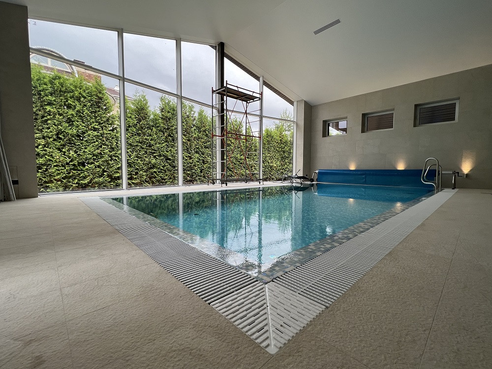 Бассейн в частном доме