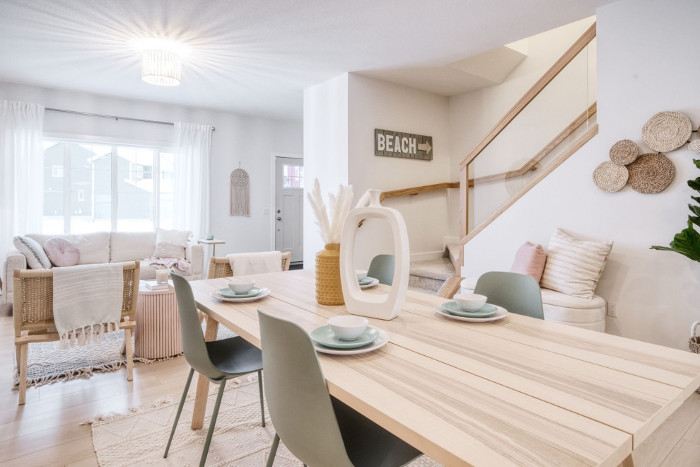 Exemple d'une petite salle à manger ouverte sur la cuisine scandinave avec un mur blanc, sol en stratifié, une cheminée standard, un sol beige et du lambris de bois.