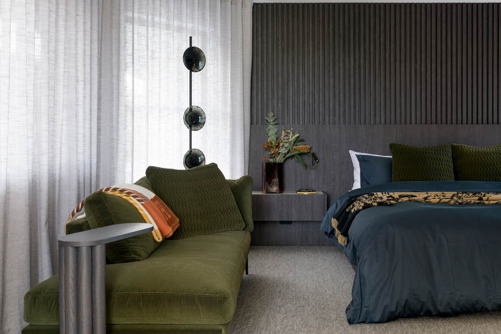 Diseño de dormitorio contemporáneo con paredes grises, moqueta, suelo gris y madera