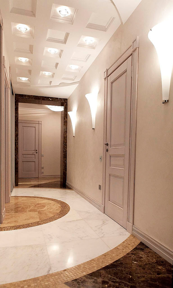 Свежая идея для дизайна: коридор среднего размера в стиле неоклассика (современная классика) с мраморным полом, коричневым полом, белыми стенами и кессонным потолком - отличное фото интерьера