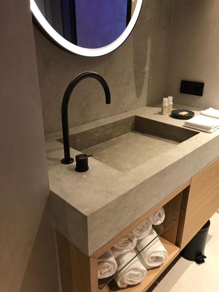 Modelo de cuarto de baño principal moderno