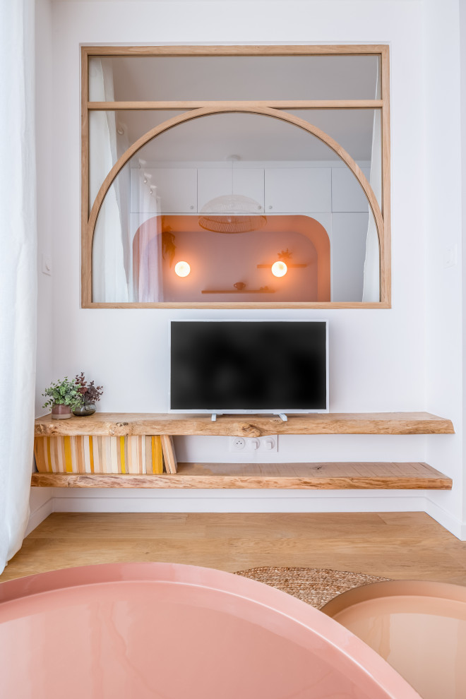 Идея дизайна: маленькая открытая гостиная комната в белых тонах с отделкой деревом в скандинавском стиле с белыми стенами, светлым паркетным полом и отдельно стоящим телевизором для на участке и в саду