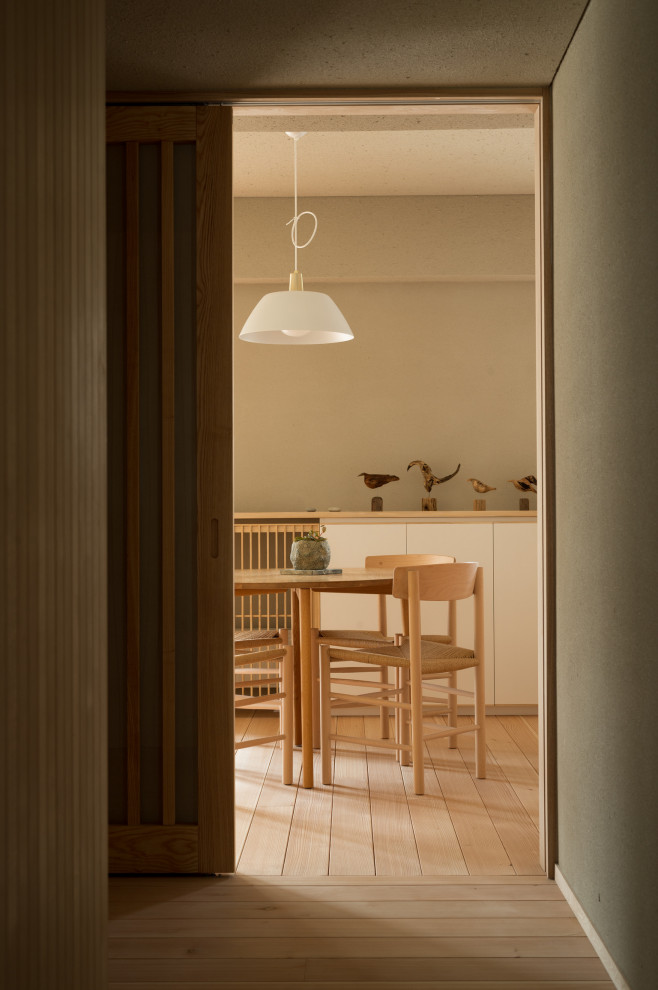 Réalisation d'une salle à manger ouverte sur le salon de taille moyenne avec un mur blanc, un sol en bois brun, aucune cheminée, un sol beige, un plafond voûté et du lambris de bois.