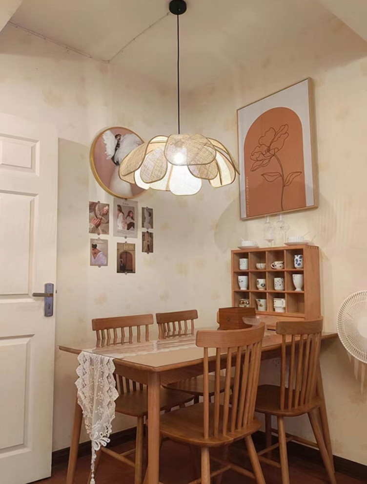 Foto di una sala da pranzo aperta verso la cucina stile rurale di medie dimensioni con pareti beige, parquet scuro e pavimento marrone