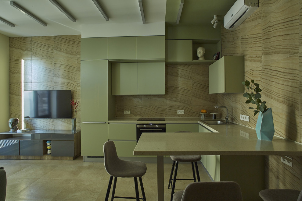 Foto på ett mellanstort funkis beige kök, med en nedsänkt diskho, släta luckor, gröna skåp, bänkskiva i koppar, brunt stänkskydd, stänkskydd i trä, svarta vitvaror, klinkergolv i porslin och beiget golv