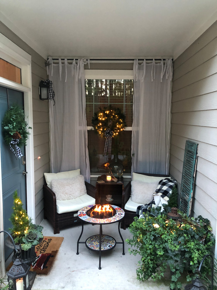 Kleines, Überdachtes Rustikales Veranda im Vorgarten mit Feuerstelle und Betonplatten in Wilmington