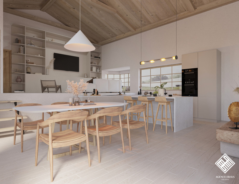 Foto di una sala da pranzo aperta verso il soggiorno country di medie dimensioni con pareti bianche, parquet chiaro, pavimento marrone e soffitto in legno