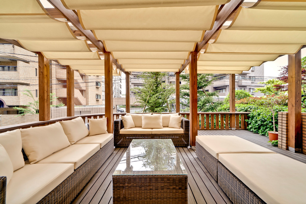 Design ideas for a contemporary deck in Fukuoka with an awning.